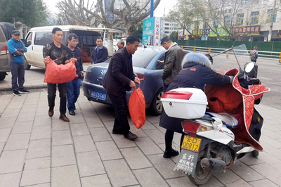 羅平煙草分公司機關干部職工踴躍購買扶貧產品，大額資金彰顯責任擔當